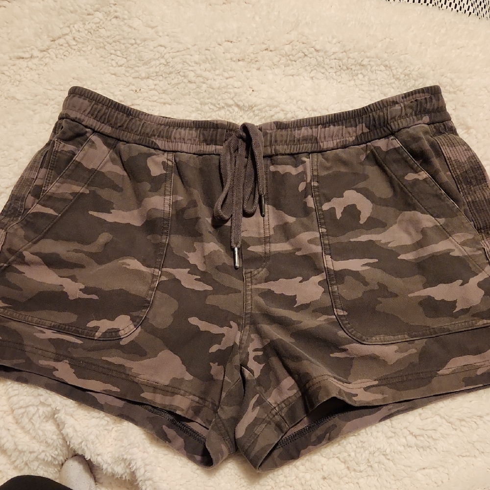 Athleta Camo Farallon 4" shorts- size 16